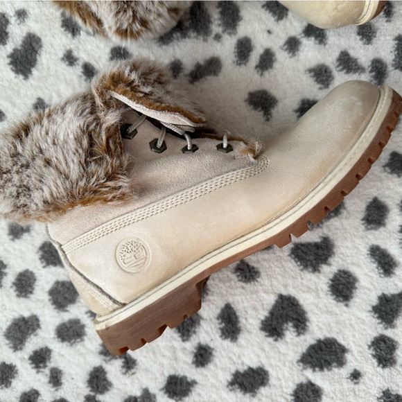 Women’s Timberland Fur Boots - Size 8 - Picture 3 of 8